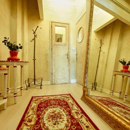 Baroque Splendor: Breathtaking Views & Design Lejlighed Bukarest Eksteriør billede