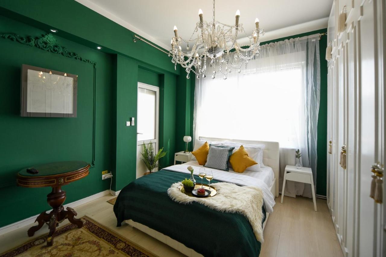Baroque Splendor: Breathtaking Views & Design Lejlighed Bukarest Eksteriør billede