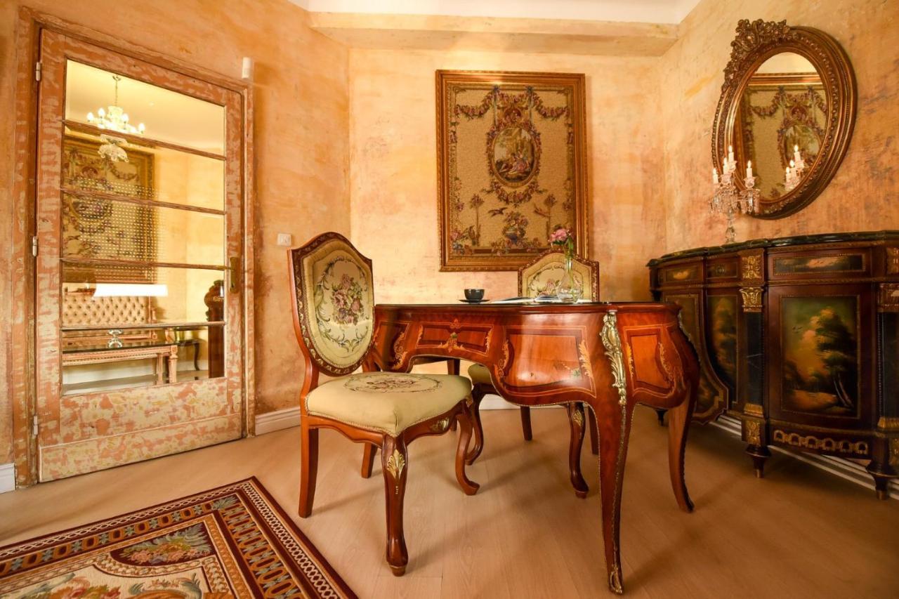 Baroque Splendor: Breathtaking Views & Design Lejlighed Bukarest Eksteriør billede