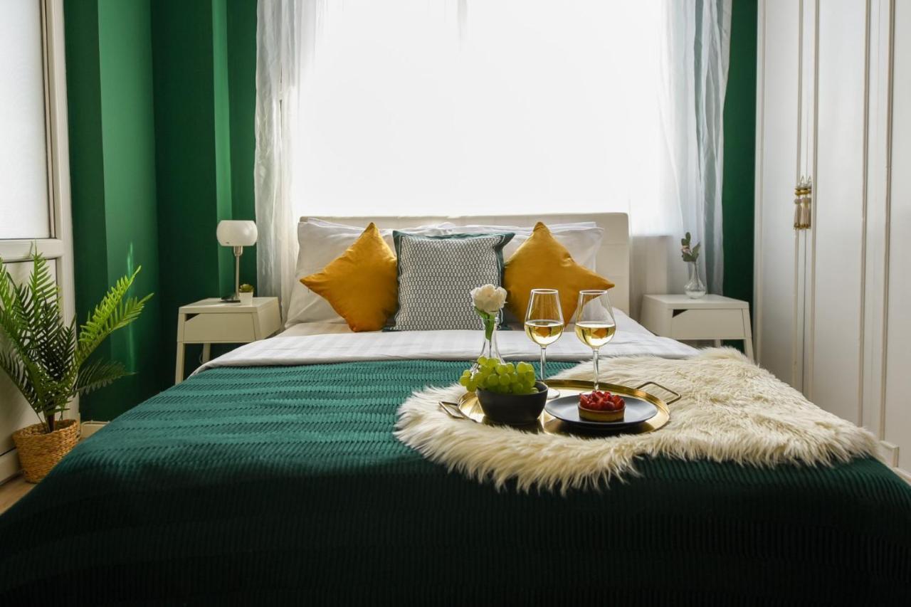 Baroque Splendor: Breathtaking Views & Design Lejlighed Bukarest Eksteriør billede